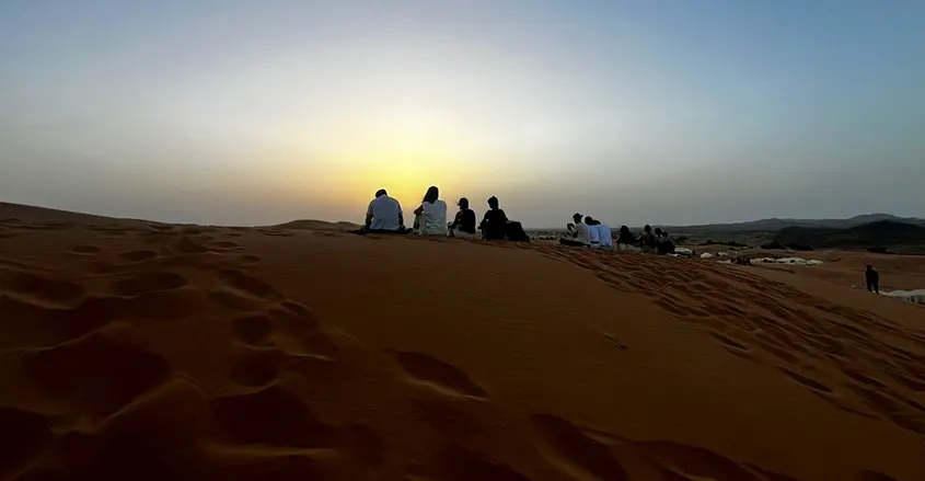 Imagen de clientes de 1001 Tours Morocco en una duna al atardecer