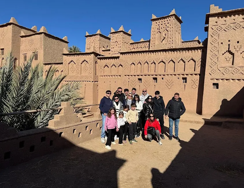 Grupo numeroso en viaje de 1001 Tours Morocco a Marruecos