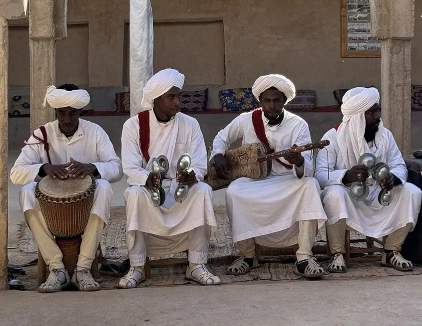 Músicos en Marruecos tocando en la calle