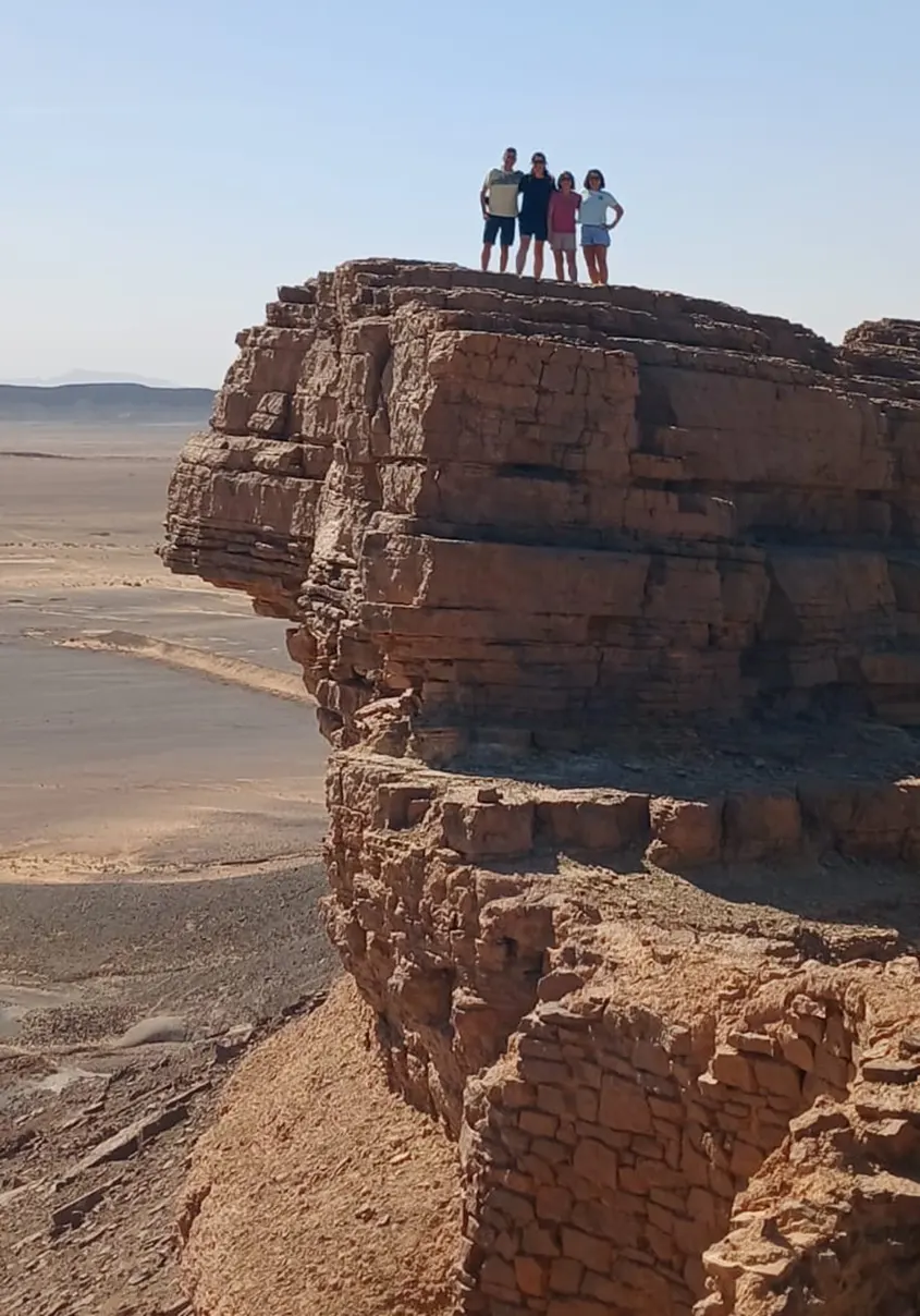 familia en el borde de un acantilado posando para una foto