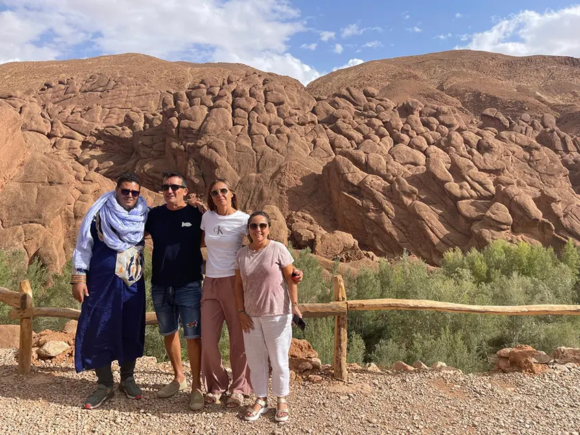 Imagen de clientes de 1001 ToursMorocco con su guía. Viajes personalizados a Marruecos