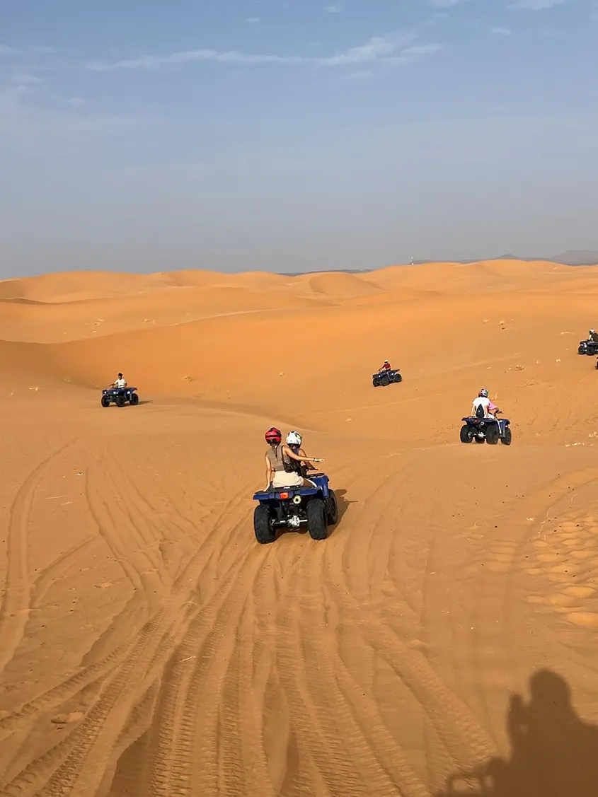 grupo de quads entre las dunas, clientes de 1001 Tours Morocco